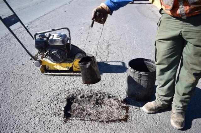 Repararon calles de cuatro colonias con reporte de baches