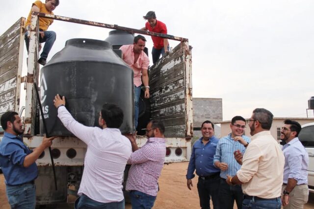 Noticias Chihuahua Pausa.MX Entrega JMAS Chihuahua tinacos a decenas de familias al sur de la ciudad