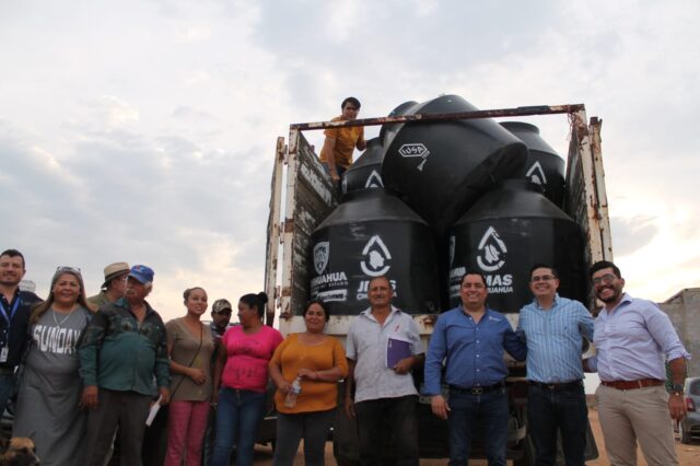 Noticias Chihuahua Pausa.MX Entrega JMAS Chihuahua tinacos a decenas de familias al sur de la ciudad
