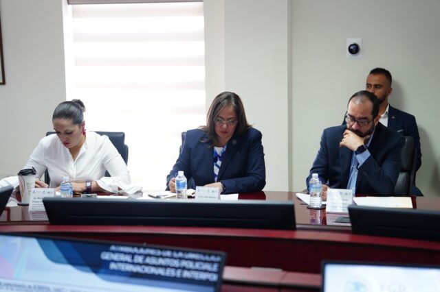 Noticias Chihuahua PAUSA.MX Se reúne Fiscal General con funcionarios de INTERPOL México