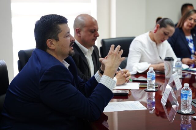 Noticias Chihuahua PAUSA.MX Se reúne Fiscal General con funcionarios de INTERPOL México