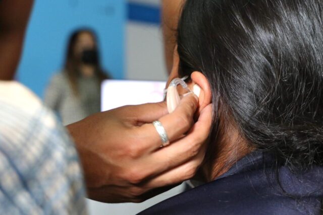 Noticias Chihuahua PAUSA.MX Continúa DIF Estatal jornada de entrega de aparatos auxiliares auditivos