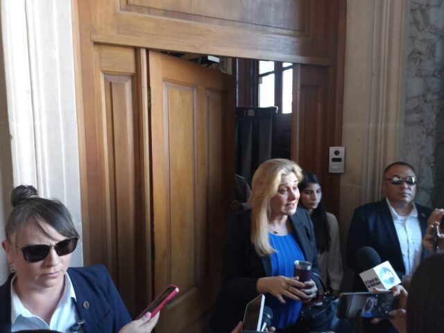 Noticias Chihuahua PAUSA.MX Encontraremos el pupitre naranja dónde Paquito torturaba exfuncionarios: Gobernadora