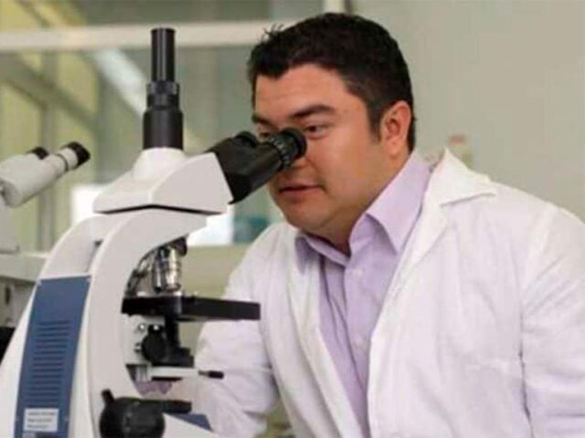 Héctor Alejandro Cabrera Fuentes, científico mexicano, originario de Oaxaca, interno desde febrero del 2020 en un centro penitenciario de Miami, Florida, fue liberado el pasado 14 de julio, según el registro del Buró Federal de Prisiones de Estados Unidos. Cabrera Fuentes, de 38 años de edad, fue acusado de espiar para Rusia en territorio estadunidense; al parecer, el connacional fue deportado, en la misma fecha. TE PUEDE INTERESAR: Autopista Oaxaca–Puerto Escondido será concluida a finales de este 2023 El médico, nacido en El Espinal, en la región del Istmo de Tehuantepec, renunció a la oportunidad de buscar cualquier y todas las formas de reparación y protección contra la expulsión, por lo que se hizo efectiva la deportación, conforme a la Sección 237 de la Ley de Inmigración y Nacionalidad. En 2020, a Cabrera se le acusó de espionaje cuando fue descubierto por un policía tras haber tomado fotografías de las placas del automóvil de un agente del FBI y presuntamente entregar información a un “agente del gobierno” ruso. Chihuahua: Obtén segundo ingreso con $250 en Bimbo y otras acciones. Descubre cómo Chihuahua: Obtén segundo ingreso con $250 en Bimbo y otras acciones. Descubre cómo Patrocinado Easy Tech Snap Dos años después, tras declararse culpable, finalmente fue sentenciado a pasar cuatro años en una prisión de Estados Unidos, pero alcanzó un acuerdo con las autoridades de la Fiscalía que se concretó este fin de semana. El científico descubrió una técnica para prevenir la muerte celular cardíaca posterior a un infarto. Una técnica de atención pre hospitalaria que lleva a los pacientes a tener mejores pronósticos en caso de infarto. Por sus aportes a la salud, se le llegó a mencionar para el premio Nobel. El oaxaqueño cursó estudios universitarios en México, después continúo el doctorado de microbiología molecular en la Universidad de Kazán, en Rusia, y en cardiología molecular en la Universidad de Giessen, Alemania. El científico mantuvo su apegó a su comunidad de origen, apoyó a decenas de estudiantes equipando laboratorios escolares, además, desarrolló una crema para personas con diabetes, siendo la población de El Espinal, los primeros beneficiados. Héctor Alejandro Cabrera Fuentes, científico mexicano, originario de Oaxaca, interno desde febrero del 2020 en un centro penitenciario de Miami, Florida, fue liberado el pasado 14 de julio, según el registro del Buró Federal de Prisiones de Estados Unidos. Cabrera Fuentes, de 38 años de edad, fue acusado de espiar para Rusia en territorio estadunidense; al parecer, el connacional fue deportado, en la misma fecha. TE PUEDE INTERESAR: Autopista Oaxaca–Puerto Escondido será concluida a finales de este 2023 El médico, nacido en El Espinal, en la región del Istmo de Tehuantepec, renunció a la oportunidad de buscar cualquier y todas las formas de reparación y protección contra la expulsión, por lo que se hizo efectiva la deportación, conforme a la Sección 237 de la Ley de Inmigración y Nacionalidad. En 2020, a Cabrera se le acusó de espionaje cuando fue descubierto por un policía tras haber tomado fotografías de las placas del automóvil de un agente del FBI y presuntamente entregar información a un “agente del gobierno” ruso. Chihuahua: Obtén segundo ingreso con $250 en Bimbo y otras acciones. Descubre cómo Chihuahua: Obtén segundo ingreso con $250 en Bimbo y otras acciones. Descubre cómo Patrocinado Easy Tech Snap Dos años después, tras declararse culpable, finalmente fue sentenciado a pasar cuatro años en una prisión de Estados Unidos, pero alcanzó un acuerdo con las autoridades de la Fiscalía que se concretó este fin de semana. El científico descubrió una técnica para prevenir la muerte celular cardíaca posterior a un infarto. Una técnica de atención pre hospitalaria que lleva a los pacientes a tener mejores pronósticos en caso de infarto. Por sus aportes a la salud, se le llegó a mencionar para el premio Nobel. El oaxaqueño cursó estudios universitarios en México, después continúo el doctorado de microbiología molecular en la Universidad de Kazán, en Rusia, y en cardiología molecular en la Universidad de Giessen, Alemania. El científico mantuvo su apegó a su comunidad de origen, apoyó a decenas de estudiantes equipando laboratorios escolares, además, desarrolló una crema para personas con diabetes, siendo la población de El Espinal, los primeros beneficiados.