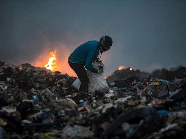Multimillonarios alertan riesgo real de una 'revolución' con 'horcas y antorchas' si no reducen la pobreza