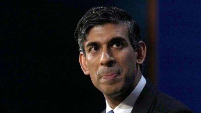 El primer ministro británico, Rishi Sunak, el primer jefe de gobierno del Reino Unido de origen indio, explicó haber sido víctima de racismo en su juventud, y contó cómo le había “dolido”. “Por supuesto que experimenté el racismo mientras crecía, sé que existe”, dijo Rishi Sunak, de 43 años, a la BBC. El racismo “molesta como pocas otras cosas lo hacen”, añadió el jefe del gobierno conservador. “Ejerzo un oficio en el que soy criticado todos los días, cada hora, cada minuto”, continuó. Rishi Sunak, del Reino Unido, fue interrogado al margen de un partido de cricket, pocos días después de la publicación de un informe condenatorio según el cual se trata de un deporte de élite racista y sexista. “Un día estaba con mi hermano menor y mi hermana menor en Southampton (al sur de Inglaterra) y la gente dijo varias cosas y me sentí doblemente mal. Estaba con mis hermanos y no quería que escucharan y se expusieran. Fue muy difícil”, Rishi Sunak. Pero el primer ministro británico aseguró en esta entrevista que el país había cambiado. “Lo que me reconforta es que las cosas que me ocurrieron cuando era niño, no creo que les pasarían a mis hijos hoy. Hemos hecho un progreso increíble como país y deberíamos estar orgullosos de ello. El racismo, el sexismo o cualquier otra cosa no tiene cabida en nuestra sociedad y cuando lo vemos, debemos erradicarlo”, Rishi Sunak. ¿Quién es Rishi Sunak, el primer ministro británico? Rishi Sunak, que creció en Southampton, es el mayor de tres hijos. Su padre es médico generalista del sistema público de salud y su madre farmacéutica. Sus abuelos, nacidos en India o de origen indio, emigraron de África oriental al Reino Unido en la década de 1960. Rápidamente se sumó a la élite frecuentando el Winchester College, un elegante internado para varones. Estudió política, filosofía y economía en las prestigiosas universidades de Oxford, Inglaterra y Stanford, Estados Unidos. Consideró “triste” el informe sobre el crícket, un deporte que tanto le gusta. “Para la gente que ama el cricket, es un texto muy difícil de leer”, aseguró. El primer ministro británico, Rishi Sunak, el primer jefe de gobierno del Reino Unido de origen indio, explicó haber sido víctima de racismo en su juventud, y contó cómo le había “dolido”. “Por supuesto que experimenté el racismo mientras crecía, sé que existe”, dijo Rishi Sunak, de 43 años, a la BBC. El racismo “molesta como pocas otras cosas lo hacen”, añadió el jefe del gobierno conservador. “Ejerzo un oficio en el que soy criticado todos los días, cada hora, cada minuto”, continuó. Rishi Sunak, del Reino Unido, fue interrogado al margen de un partido de cricket, pocos días después de la publicación de un informe condenatorio según el cual se trata de un deporte de élite racista y sexista. “Un día estaba con mi hermano menor y mi hermana menor en Southampton (al sur de Inglaterra) y la gente dijo varias cosas y me sentí doblemente mal. Estaba con mis hermanos y no quería que escucharan y se expusieran. Fue muy difícil”, Rishi Sunak. Pero el primer ministro británico aseguró en esta entrevista que el país había cambiado. “Lo que me reconforta es que las cosas que me ocurrieron cuando era niño, no creo que les pasarían a mis hijos hoy. Hemos hecho un progreso increíble como país y deberíamos estar orgullosos de ello. El racismo, el sexismo o cualquier otra cosa no tiene cabida en nuestra sociedad y cuando lo vemos, debemos erradicarlo”, Rishi Sunak. ¿Quién es Rishi Sunak, el primer ministro británico? Rishi Sunak, que creció en Southampton, es el mayor de tres hijos. Su padre es médico generalista del sistema público de salud y su madre farmacéutica. Sus abuelos, nacidos en India o de origen indio, emigraron de África oriental al Reino Unido en la década de 1960. Rápidamente se sumó a la élite frecuentando el Winchester College, un elegante internado para varones. Estudió política, filosofía y economía en las prestigiosas universidades de Oxford, Inglaterra y Stanford, Estados Unidos. Consideró “triste” el informe sobre el crícket, un deporte que tanto le gusta. “Para la gente que ama el cricket, es un texto muy difícil de leer”, aseguró.