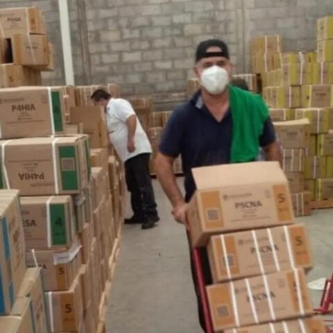 Padres ruegan cancelar los NUEVOS LIBROS de texto de la SEP: ¿ya NO serán GRATIS? Y es que, como seguramente habrás leído o escuchado, desde hace meses padres de familia y expertos en educación han hecho un llamado para que se detenga la impresión de los nuevos libros de texto para educación básica en México. Bajo este marco, se ha lanzado una petición en una plataforma digital a fin de que se pare con la fabricación de los textos que la Secretaría de Educación Pública pretende dar gratis a los menores de edad que cursan primaria y secundaria. Fue el pasado mes de mayo de este 2023 cuando el Poder Judicial Federal, mediante la jueza Yadira Elizabeth Mediana, del Juzgado Tercer de Distrito en Materia Administrativa de la Ciudad de México, ordenó a las autoridades educativas para la impresión del material didáctico a fin de que este pudiera ser analizado por especialistas. Padres ruegan cancelar los NUEVOS LIBROS de texto de la SEP: ¿ya NO serán GRATIS?/Foto: Cuartoscuro Padres ruegan cancelar los NUEVOS LIBROS de texto de la SEP: ¿ya NO serán GRATIS?/Foto: Cuartoscuro © Proporcionado por Debate Cabe señalar, en este sentido, que la decisión de la jueza de la capital mexicana se basó en que, de acuerdo a sus consideraciones, los libros de texto que la SEP quiere entregar dar a los alumnos de primaria y secundaria para el ciclo escolar 2023-2024 presentan errores, así como que no se convocó a especialistas en la materia para su estructuración, ni tampoco habrían participado autoridades educativas de las diferentes entidades mexicanas. Con todo, diferentes medios nacionales, como omnia.com, han anunciado que la SEP estaría desacatando la orden judicial y terminaría dando dichos textos a los estudiantes de educación básica, aunque ello implique que la dependencia tenga que pagar sanciones económicas. Padres ruegan cancelar los NUEVOS LIBROS de texto de la SEP: ¿ya NO serán GRATIS?/Foto: Debate Padres ruegan cancelar los NUEVOS LIBROS de texto de la SEP: ¿ya NO serán GRATIS?/Foto: Debate © Proporcionado por Debate Es así que, ante lo que se vaticina para el próximo ciclo escolar en México, aunado a otras irregularidades que ha cometido la Secretaría de Educación Pública en relación a los libros de texto gratis para primaria y secundaria, ha surgido una petición en una plataforma digital a fin de detener que esto se concrete. Hasta el momento, la petición titulada "El futuro de niñas, niños y jóvenes en riesgo: No a los nuevos libros de texto gratuitos", la cual fue subida por Alma Maldonado, investigadora del Centro de Investigación y de Estudios Avanzados, en la plataforma "change.org",. ha recolectado 9 mil firmas, siendo la meta llegar a 10 mil. En la petición la experta en la materia expone las razones por las cuales, al igual que otros de sus pares, considera que se debe evitar que la SEP entregue los nuevos libros de texto gratuitos a los alumnos de educación básica, por lo que si se quieren conocer a detalle se puede visitar dicha solicitud en change.org. Cabe mencionar, antes de concluir, que para el próximo ciclo escolar, la SEP tiene planeado entregar a estudiantes de primaria y secundaria los libros de texto gratuitos titulados "Proyectos de aula", "Proyectos comunitarios", "Proyectos escolares", "Múltiples lenguajes" y "Nuestros saberes", mismos que traerían temas mezclados de diferentes materias, desapareciendo con ello asignaturas como español, matemáticas, geografía, ciencias naturales, historia, etcétera. ¿Las mejores promociones de Amazon? Solo dale clic a este link.