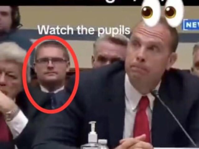Un supuesto reptiliano fue captado durante la audiencia histórica sobre OVNIs en el Capitolio de Estados Unidos; un video que circula en redes sociales muestra supuestamente a un hombre que según parece no ser de este planeta o al menos así lo hacen ver. A través de la cuenta de Twitter ‘Conspiraciones’, se hizo público un video de un hombre que presuntamente se encontraba entre el público durante la audiencia en el Congreso de Estados Unidos, en donde se escuchó el testimonio de ex militares que afirmaron que el Ejército estadounidense podría saber mucho más de lo que hasta ahora se ha revelado de OVNIs. Te recomendamos: Ex oficial de inteligencia afirma que el gobierno de EU oculta información sobre OVNIs En el video se observa a un hombre con lentes que permanece sentando, no obstante, lo que llama la atención del hombre son sus pupilas, que se mueven de un lado a otro sin control, por lo que algunos han sugerido que se trata de un reptiliano que se encontraba en la sala. Supuesto reptiliano en audiencia sobre OVNIs en EU. Supuesto reptiliano en audiencia sobre OVNIs en EU. © Proporcionado por Excelsior (México) Video relacionado: El Congreso de EU presenta informe sobre avistamiento de OVNIS (Dailymotion) Entre los comentarios se lee: Es un reptiliano. Ay mamita. Es un marciano. Sin embargo, algunos otros aseguran que es ‘fake’ y que el video está truqueado.