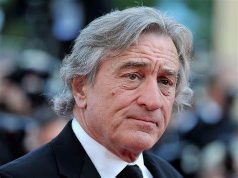 Leandro De Niro Rodríguez, uno de los nietos de Robert De Niro , murió a los 19 años. La noticia fue confirmada hoy lunes por la mamá del menor, Drena De Niro, a quien la estrella de cine adoptó cuando aún era una niña después de casarse con su madre Diahnne Abbott en 1976. Aunque el matrimonio se disolvió en 1988, el actor siguió formando parte de la vida de Drena. Te puede interesar: Robert-De-Niro ESPECTÁCULOS Robert De Niro es papá por séptima vez a los 79 años El nieto de Robert De Niro murió a los 19 años Hasta el momento, el actor no se ha pronunciado al respecto de la muerte de su nieto. El único comunicado al respecto se hizo a través de la cuenta de Instagram de Drena, donde compartió el siguiente mensaje. 