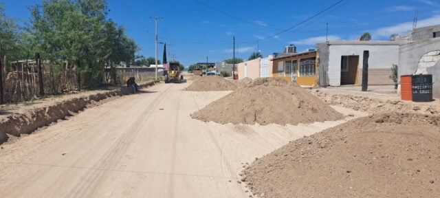 Noticias Chihuahua Pausa.MX Supervisa alcalde de La Cruz trabajos en pavimentación de calle Ignacio Garcia de Colonia Panamericana; inversión cercana a los 7 millones