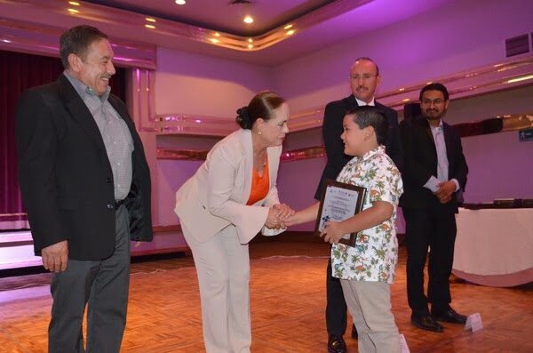 Premia SEyD a ganadores del concurso “Don Quijote nos invita a Leer”