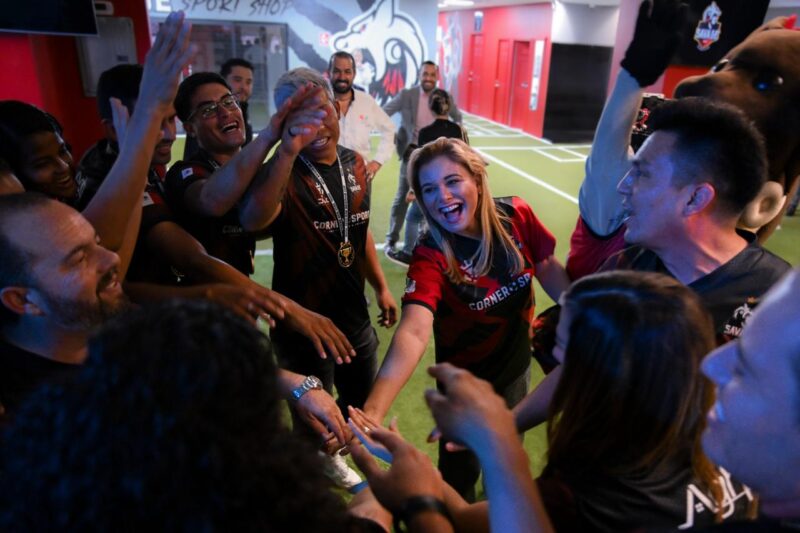 Noticias Chihuahua PAUSA.MX Convive Gobernadora Maru Campos con el equipo de futbol rápido profesional Savage Chihuahua