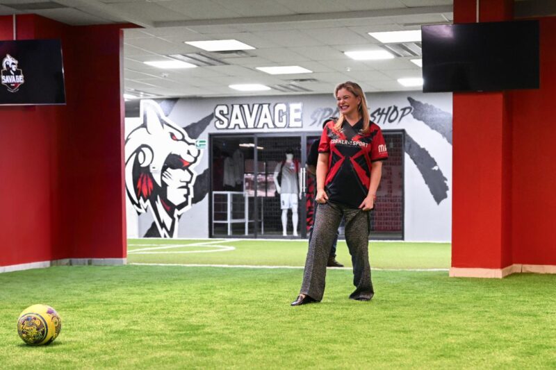 Noticias Chihuahua PAUSA.MX Convive Gobernadora Maru Campos con el equipo de futbol rápido profesional Savage Chihuahua