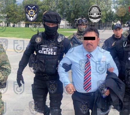 CIUDAD DE MÉXICO (apro).- Una juez federal en la Ciudad de México concedió una suspensión al fiscal de Morelos, Uriel Carmona, para evitar su extradición a Estados Unidos y ordenó que permanezca en el Reclusorio Sur, lugar en el que se encuentra sujeto a prisión preventiva justificada. “La concesión de esta medida suspensional únicamente se limita a paralizar los efectos del acto reclamado consistente en la resolución de extradición, en la que la Secretaría de Relaciones Exteriores, determinó conceder al Gobierno de los Estados Unidos de América, la extradición internacional del justiciable; por tanto, esta suspensión no surtirá efectos si la orden de extradición ya fue ejecutada con antelación a la presentación de la demanda, o bien, si se trata de hechos diversos de los expresados en la demanda de amparo”, precisó la juez Cuarto de Distrito de Amparo en materia Penal en la Ciudad de México. El amparo fue presentado desde el pasado 4 de agosto, fecha en la que Carmona Gándara fue detenido en su domicilio en el estado de Morelos, sin embargo, hasta el momento ninguna autoridad federal ha confirmado la existencia de una orden de extradición en su contra. Por ello, la juez previno al fiscal para que en 5 días precise fecha y número de expediente de todos los actos que reclamó: detención, incomunicación y neutralización de la voluntad; la criminalización y proscripción de sus derechos de defensa y debido proceso; la filtración a los medios de comunicación tradicional y redes sociales de datos de la carpeta de investigación sin que él conociera previamente la misma o acudiera a audiencia. También sobre el reclamo de detención e incomunicación; orden de cateo; tortura sicológica y mediática diaria; orden de aprehensión y la extradición. Video relacionado: Uriel Carmona es vinculado a proceso por delitos en contra de la procuración de justicia (Dailymotion) “Bajo protesta de decir verdad, deberá ahondar en los antecedentes del acto o los actos que por esta vía pretenden combatir, es decir, deberán señalar de manera clara y cronológica los antecedentes del acto que pretenden reclamar, en el entendido que deberán realizarse de manera personalísima Ello, en razón de que las manifestaciones vertidas por la parte quejosa, se consideran imprecisas e insuficientes”, ordenó la juez. Citas para mayores de 40+ años Citas para mayores de 40+ años Patrocinado Solteros Locales Mientras el fiscal aclara su demanda, la juez también le concedió la suspensión de plano para que las autoridades cesen cualquier acto de incomunicación y “tortura psicológica y mediática” contra el fiscal de Morelos. “La salud, seguridad y custodia de la parte quejosa queda bajo la más estricta responsabilidad de la autoridad a cuya disposición se encuentre, quien deberá tomar todas y cada una de las medidas pertinentes para tal efecto, atendiendo a la naturaleza y circunstancias del asunto”, advirtió la juzgadora. Por lo tanto, la juez requirió al director del Reclusorio Sur para que en 24 horas informe las medidas que ha tomado para cumplir la suspensión concedida a Carmona Gándara. “La violación a esta suspensión entraña la comisión de un delito equiparable al de abuso de autoridad, conforme al numeral 262 de la propia ley, por lo que de consumarse el mismo, de inmediato se dará vista al agente del Ministerio Público de la Federación adscrito a este juzgado federal”, enfatizó la juzgadora. En su demanda, el fiscal de Morelos afirmó que el delito de retraso en la justicia que le fue imputado por la Fiscalía General de Justicia de la Ciudad de México fue fabricado y que su inminente extradición es una moneda de cambio al departamento de Justicia de EU y que el gobierno de este país no anexó a su solicitud copia certificada de alguna sentencia condenatoria en su contra para pedir su entrega. Si el fiscal no aclara la demanda como le fue solicitado por la juez de amparo, podría tenerla por no presentada y las suspensiones que consiguió quedarían sin efectos.