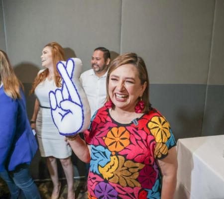 CIUDAD DE MÉXICO (proceso.com.mx). – La senadora panista Xóchitl Gálvez expresó su preocupación por el proceso de recolección de firmas de 150 mil simpatizantes de 17 entidades para poder pasar a la segunda fase del proceso para elección al representante del Frente Amplio por México, luego de la modificación a la convocatoria hecha por el Comité Organizador. Dicho cambio para que los aspirantes registren apoyos fue que podrían usar credenciales y fotos digitales que contarían como firmas, lo cual ha provocado que los contendientes que no han hecho campaña pública estén haciendo crecer sus registros. Video relacionado: Si me prohíben hablar de Xóchitl Gálvez, quedará demostrado que están vendidos: AMLO (Dailymotion) “Me preocupa el tema de las firmas. En mi caso, llevo 18 estados recorridos y le he echado todas las ganas del mundo buscando las firmas, y este cambio que hicieron en la plataforma de que puedas dar de alta firmas con la credencial de elector y la foto está haciendo una captura masiva de firmas que sí me pareció un poco rara este fin de semana”, indicó en conferencia de prensa, acompañada de líderes del PRI, PAN y PRD de Sinaloa. Chihuahua: ¿Cómo se obtiene un segundo ingreso invirtiendo $252 en empresas como Amazon? Chihuahua: ¿Cómo se obtiene un segundo ingreso invirtiendo $252 en empresas como Amazon? Patrocinado Descubra cómo obtener... Señaló que hay personajes que tienen ya cien mil firmas sin haber pisado las calles buscándolas. “Siento que empezó a haber alguien que está juntando firmas para muchos candidatos, sin hacer este proceso ciudadano que nosotros sí estamos haciendo”, acusó. “No tengo estructuras poderosas. Ojalá y también nos apoyen con firmas, entiendo que privilegiaron candidatos militantes, a Beatriz, Enrique, Santiago, a Silvano… ¡Háganme suya! Soy muy transparente, seré una persona echada para adelante, pero aparte de los ciudadanos, necesito de los partidos”, reconoció la senadora. CIUDAD DE MÉXICO (proceso.com.mx). – La senadora panista Xóchitl Gálvez expresó su preocupación por el proceso de recolección de firmas de 150 mil simpatizantes de 17 entidades para poder pasar a la segunda fase del proceso para elección al representante del Frente Amplio por México, luego de la modificación a la convocatoria hecha por el Comité Organizador. Dicho cambio para que los aspirantes registren apoyos fue que podrían usar credenciales y fotos digitales que contarían como firmas, lo cual ha provocado que los contendientes que no han hecho campaña pública estén haciendo crecer sus registros. Video relacionado: Si me prohíben hablar de Xóchitl Gálvez, quedará demostrado que están vendidos: AMLO (Dailymotion) “Me preocupa el tema de las firmas. En mi caso, llevo 18 estados recorridos y le he echado todas las ganas del mundo buscando las firmas, y este cambio que hicieron en la plataforma de que puedas dar de alta firmas con la credencial de elector y la foto está haciendo una captura masiva de firmas que sí me pareció un poco rara este fin de semana”, indicó en conferencia de prensa, acompañada de líderes del PRI, PAN y PRD de Sinaloa. Chihuahua: ¿Cómo se obtiene un segundo ingreso invirtiendo $252 en empresas como Amazon? Chihuahua: ¿Cómo se obtiene un segundo ingreso invirtiendo $252 en empresas como Amazon? Patrocinado Descubra cómo obtener... Señaló que hay personajes que tienen ya cien mil firmas sin haber pisado las calles buscándolas. “Siento que empezó a haber alguien que está juntando firmas para muchos candidatos, sin hacer este proceso ciudadano que nosotros sí estamos haciendo”, acusó. “No tengo estructuras poderosas. Ojalá y también nos apoyen con firmas, entiendo que privilegiaron candidatos militantes, a Beatriz, Enrique, Santiago, a Silvano… ¡Háganme suya! Soy muy transparente, seré una persona echada para adelante, pero aparte de los ciudadanos, necesito de los partidos”, reconoció la senadora.