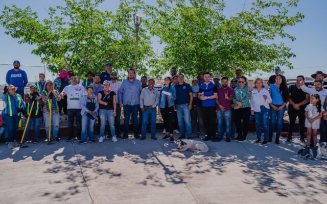 Presidente Jorge Aldana, funcionarios y vecinos del Tecuán ponen manos en acción para rehabilitar plaza principal.