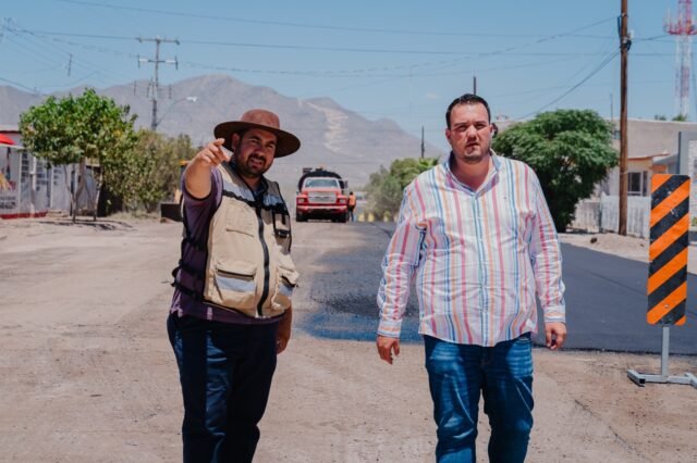 Supervisa, presidente Jorge Aldana, trabajos de pavimentación en la calle Jesús García.