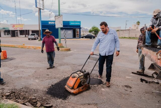 Llega programa Tache a cada Bache a la colonia Rivera del Conchos.