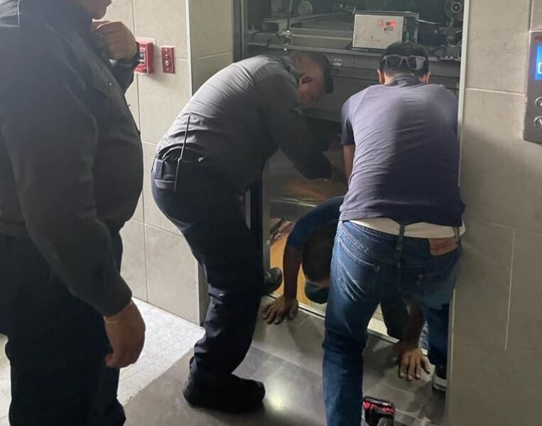 atrapados elevador congreso pausa mx