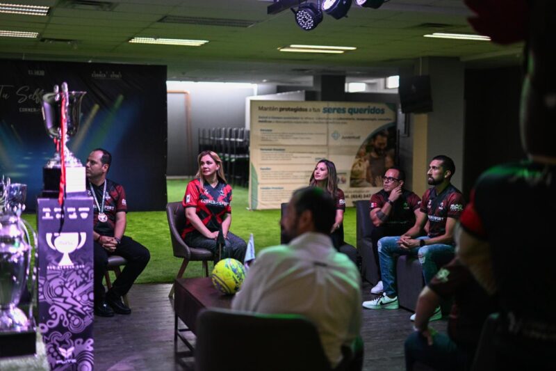 Noticias Chihuahua PAUSA.MX Convive Gobernadora Maru Campos con el equipo de futbol rápido profesional Savage Chihuahua