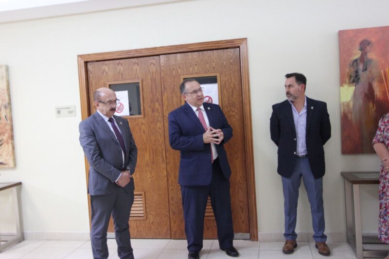 Noticias Chihuahua PAUSA.MX Entrega Rector de la UACH oficinas a Odontología para Posgrado.