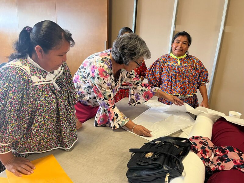Noticias Chihuahua PAUSA.MX Invita FODARCH al desfile de moda Rarámuri “Bikiá Nawá/Tres Raíces”