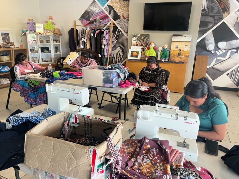 Noticias Chihuahua PAUSA.MX Invita FODARCH al desfile de moda Rarámuri “Bikiá Nawá/Tres Raíces”