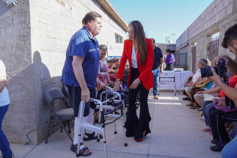 Noticias Chihuahua PAUSA.MX Reciben abuelitos de la colonia Felipe Ángeles aparatos funcionales para mejorar su movilidad