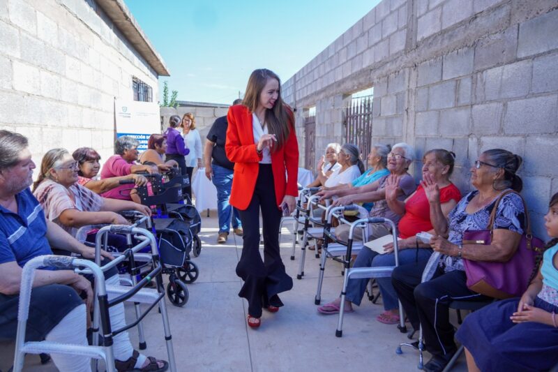 Noticias Chihuahua PAUSA.MX Reciben abuelitos de la colonia Felipe Ángeles aparatos funcionales para mejorar su movilidad