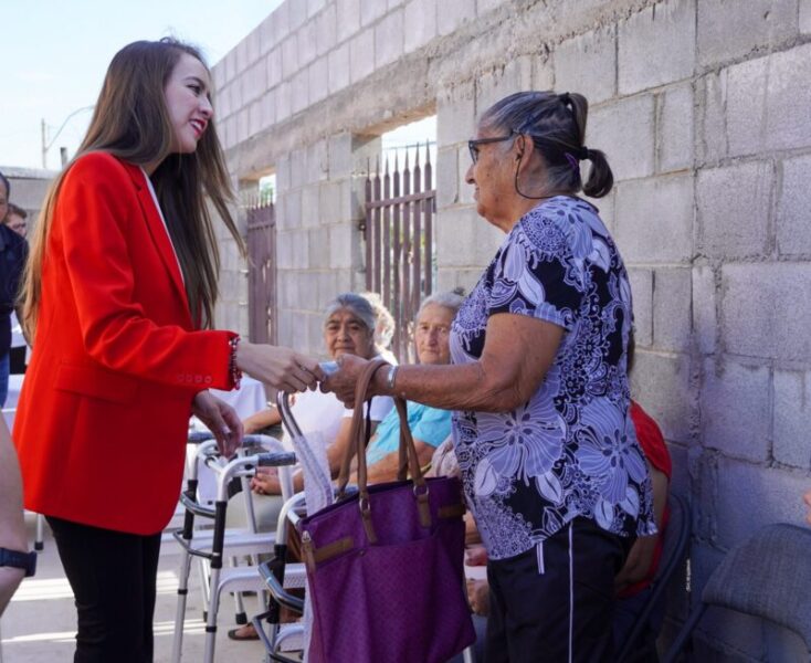 Noticias Chihuahua PAUSA.MX Reciben abuelitos de la colonia Felipe Ángeles aparatos funcionales para mejorar su movilidad