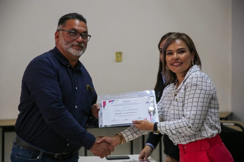 Reconoce Estado a personal de apoyo a la educación en la región de Parral