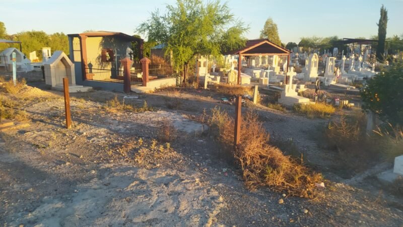 Preparativos para el Día de los Muertos en La Cruz: Limpieza Intensiva en Panteones Municipales