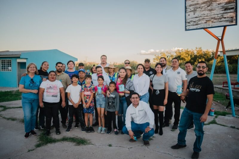 Ponen “Manos en Acción” en Las Cuevas. Presidente, funcionarios y vecinos rehabilitan escuela de la comunidad.