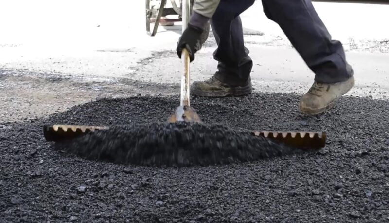 Taparon este martes 188 baches de calles de la Capital
