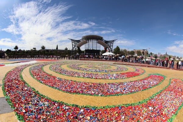 Donan estudiantes del COBACH 3.5 toneladas de tapas de plástico en beneficio de niños y jóvenes con cáncer