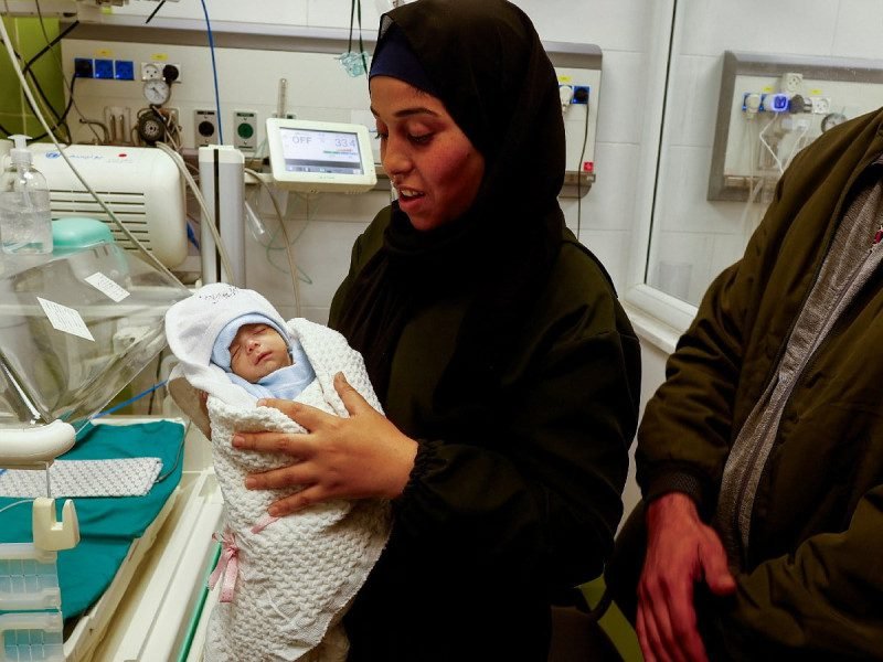 Una madre vuelve a abrazar a su bebé rescatado del hospital Al Shifa de Gaza