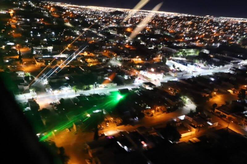 Noticias Chihuahua PAUSA.MX Lanzan luces y láseres al helicóptero y autos en movimiento; Municipio pide no hacerlo