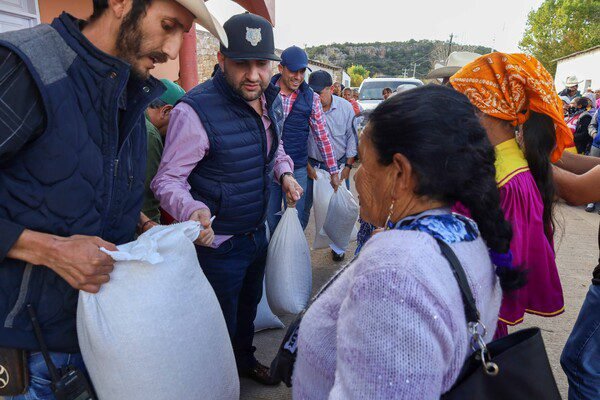Reciben 200 familias de Balleza un total de 16 toneladas de apoyo alimentario Reciben 200 familias de Balleza un total de 16 toneladas de apoyo alimentario