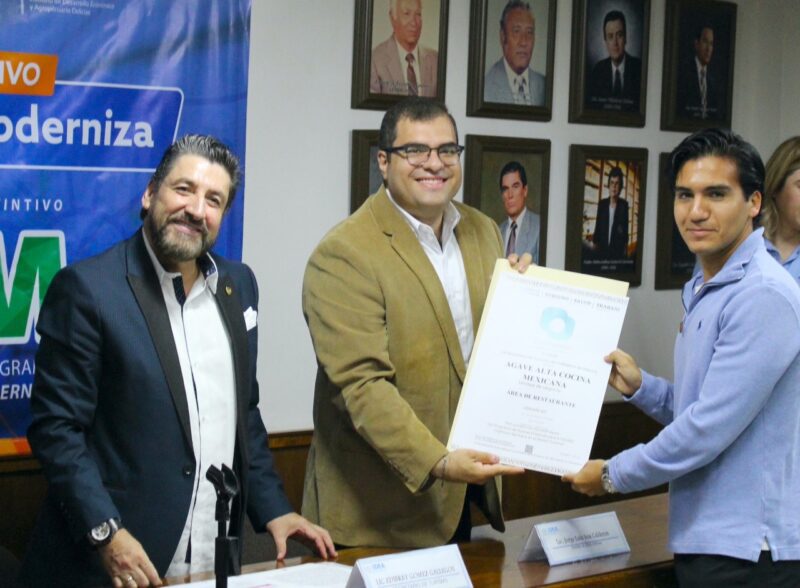 Noticias Chihuahua PAUSA.MX Entrega Turismo distintivos “Moderniza” y “Punto Limpio” a empresas delicienses