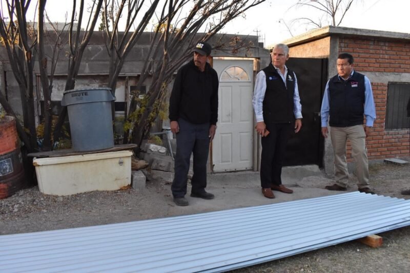 Cumple Mario Rodríguez con entrega e instalación de láminas en colonia Lealtad II