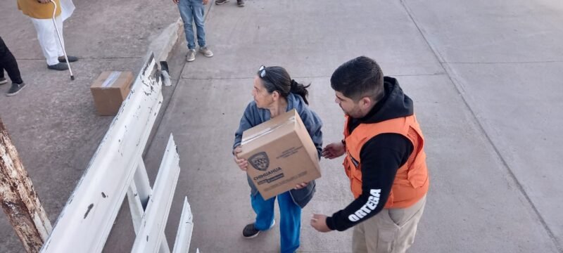 Noticias Chihuahua PAUSA.MX Brinda Estado apoyo alimentario a 141 familias de El Tule y Huejotitán por temporada invernal