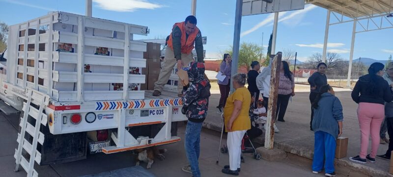 Noticias Chihuahua PAUSA.MX Brinda Estado apoyo alimentario a 141 familias de El Tule y Huejotitán por temporada invernal