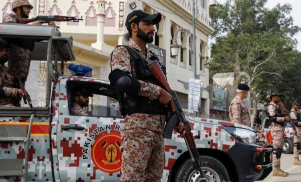 Noticias Chihuahua PAUSA.MX Al menos 13 personas mueren en ataque insurgente contra base militar en Pakistán