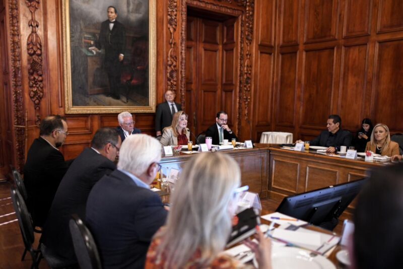 Noticias Chihuahua PAUSA.MX Sostienen miembros de la Plataforma de Inteligencia Competitiva sesión de trabajo en Palacio de Gobierno