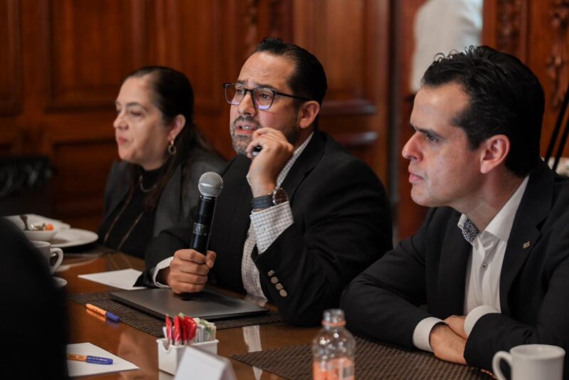 Noticias Chihuahua PAUSA.MX Sostienen miembros de la Plataforma de Inteligencia Competitiva sesión de trabajo en Palacio de Gobierno