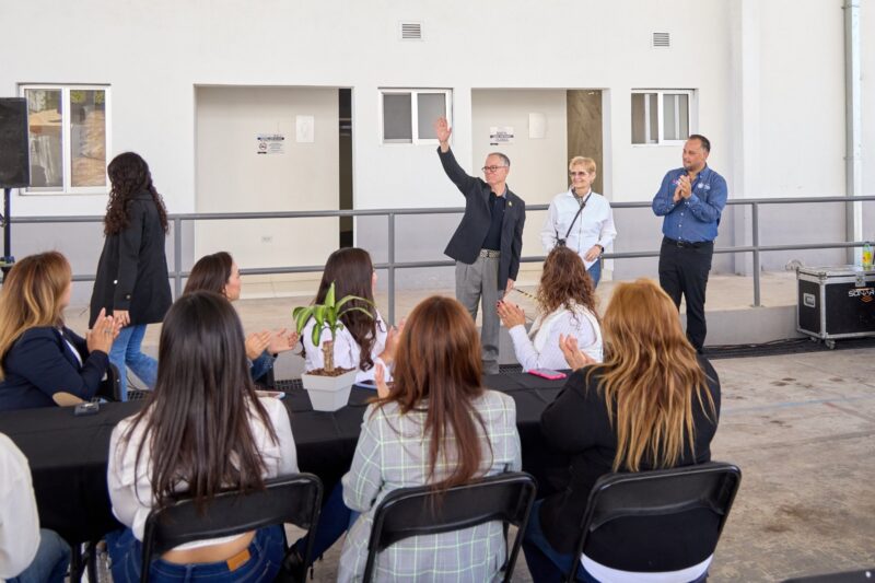 Noticias Chihuahua Pausa.MX Entrega alcalde nombramiento a Luisa Camberos como presidenta del DIF Municipal