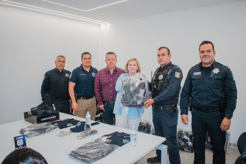 Entrega Gobierno Municipal uniformes a elementos de vialidad