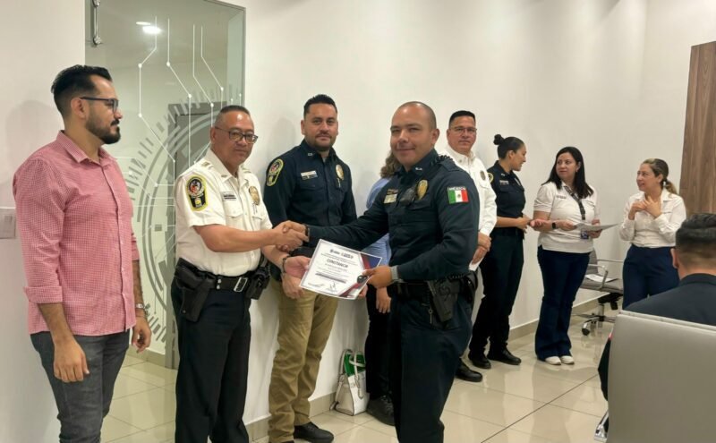 Noticias Chihuahua PAUSA.MX Reconocen a policías y bomberos que integran la Escolta y Banda de Guerra del Municipio