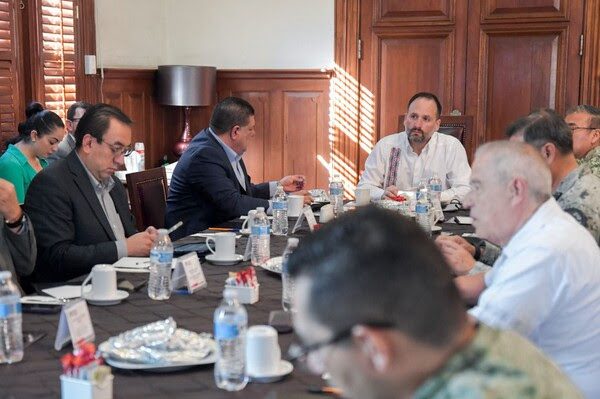 Noticias Chihuahua PAUSA.MX Sostienen autoridades sesión de la Mesa de Seguridad en Palacio de Gobierno