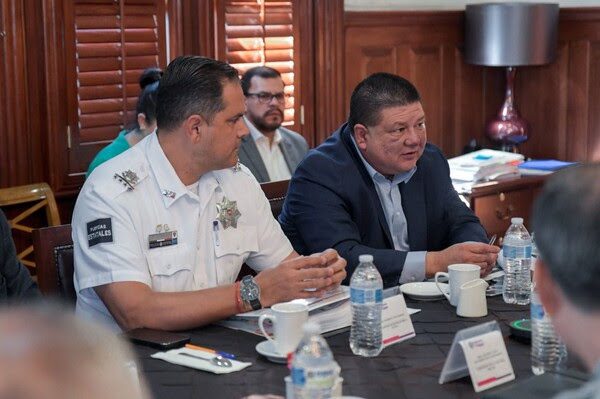 Noticias Chihuahua PAUSA.MX Sostienen autoridades sesión de la Mesa de Seguridad en Palacio de Gobierno